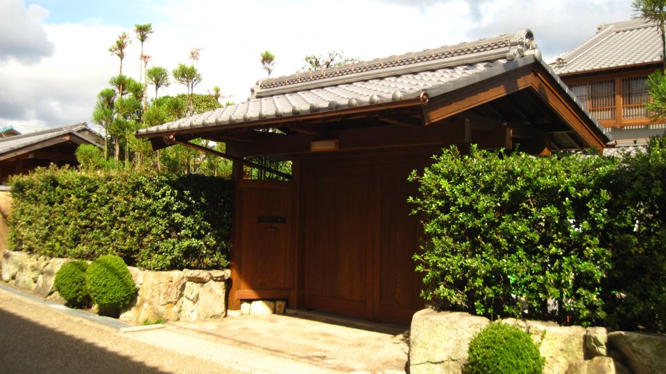 Salah satu contoh gerbang di rumah rumah Jepang yang memberikan batas 